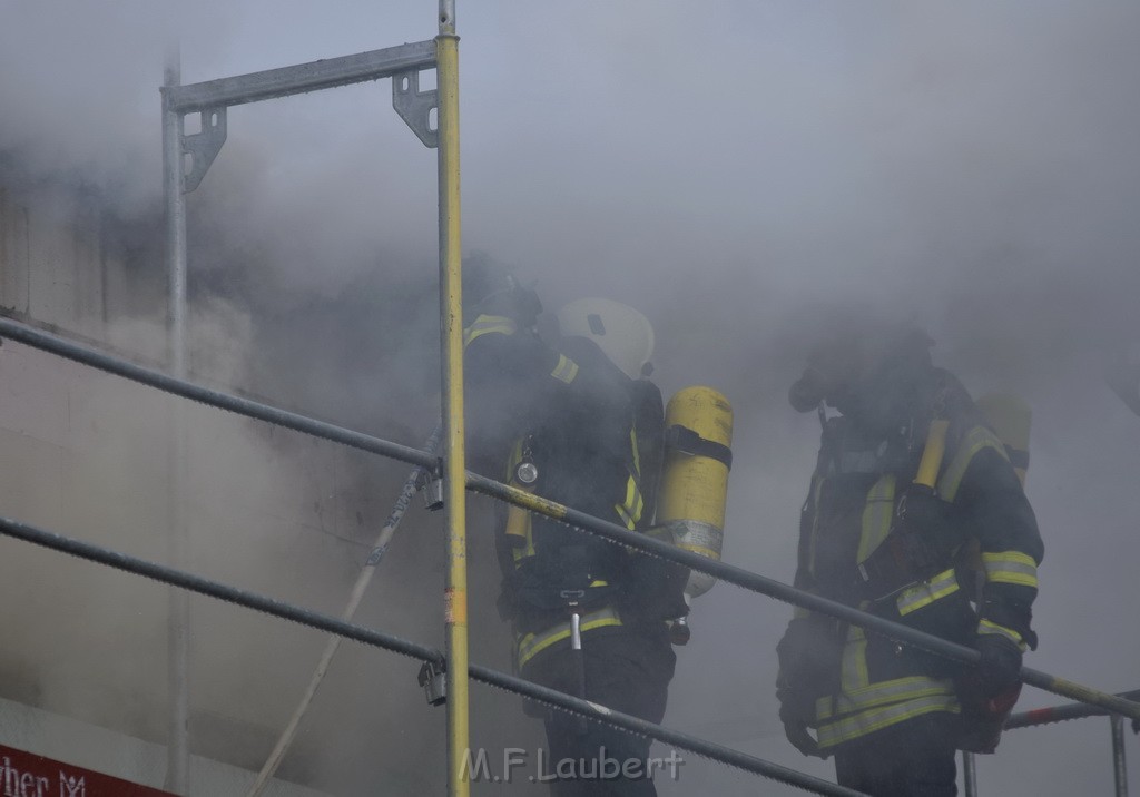 Dachstuhlbrand Koeln Poll Geislarerstr P355.JPG - Miklos Laubert